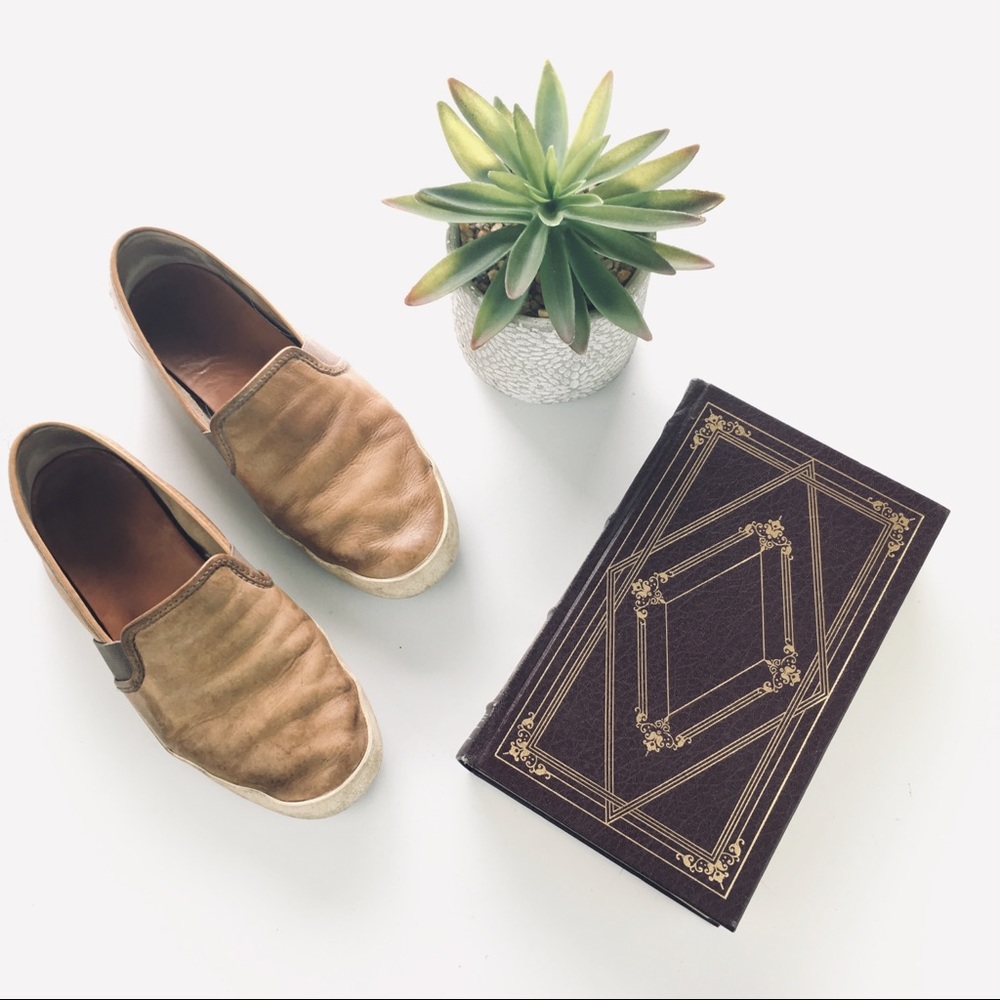 Frye Dylan slip on flats in Cement